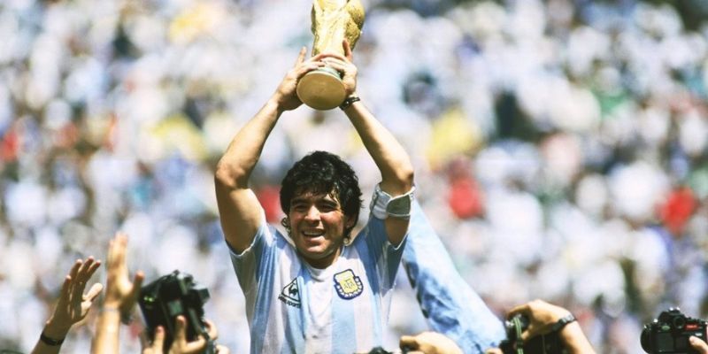 Maradona cậu bé vàng trong làng bóng đá